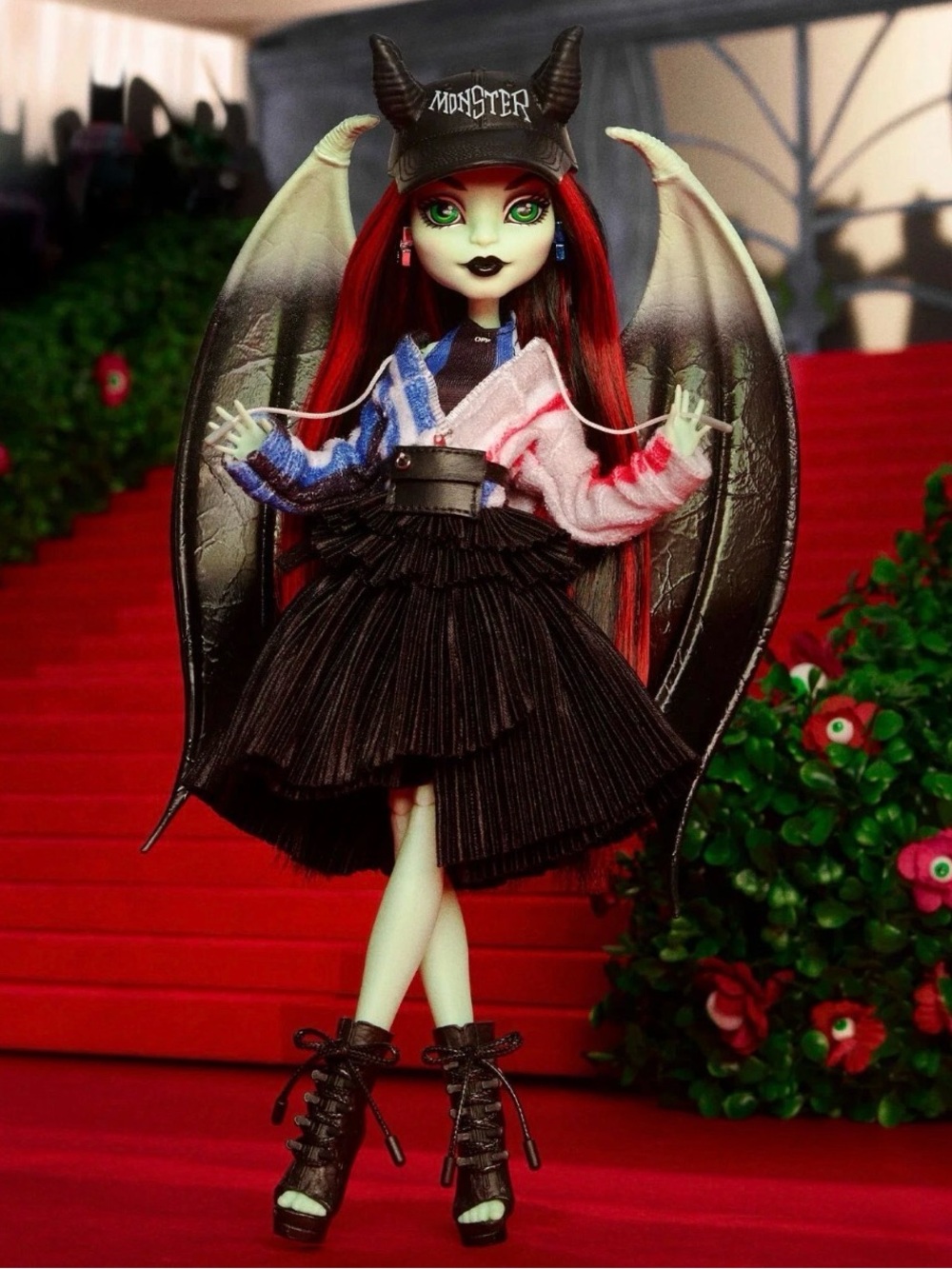 Mattel Monster High Off-White Raven Rhapsody Doll in Display Case